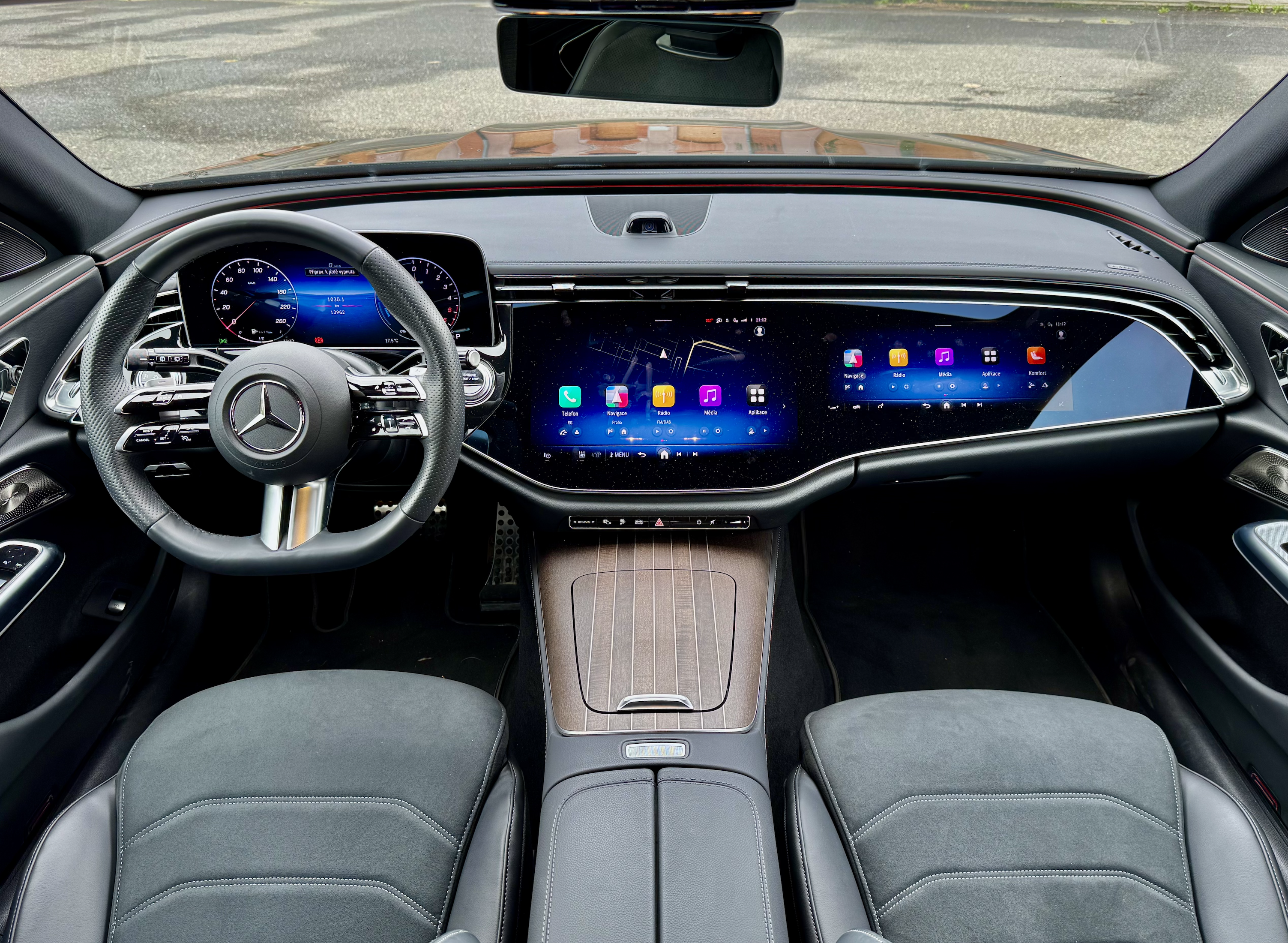 Mercedes E kombi 300 de hybrid 4matic AMG | luxusní hybridní kombík | české předváděcí auto | skladem | nafta + elektro 313 koní | černá obsidian, sportovní paket AMG + černé mikrovlákno | digitální kokpit superscreen | vzduchový podvozek airmatic | super cena | ihned k předání | nákup online AUTOiBUY